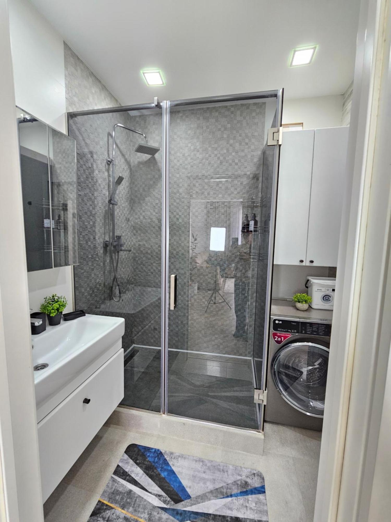 אלמטי 3 Room Gagarin Park Residential Complex Near Mega Shopping Mall מראה חיצוני תמונה
